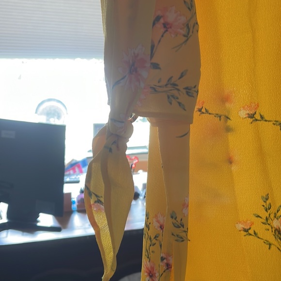 CeCe blouse 👚 - Picture 4 of 6